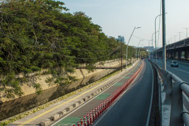 Otoyolun ve şehir parkının kenarındaki bisiklet yolu.