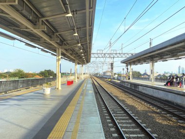 Gökyüzü açık tren istasyonunun portresi