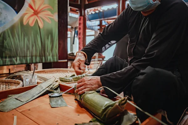 Fókusz Idős Hagyományos Vietnami Ruha Making Wrapping Tet Cake Vietnami — Stock Fotó