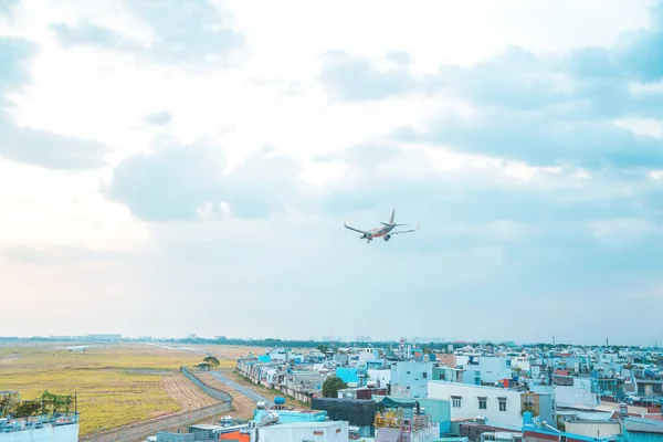 Місто Мін Єтнам Feb 2022 Літак Пролітає Над Міськими Районами — стокове фото