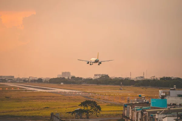 Місто Мін Єтнам Feb 2022 Літак Пролітає Над Міськими Районами — стокове фото