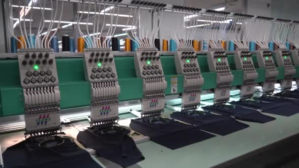 Ria Vietnam Mar 2022 现代和自动化高科技缝纫机 用于纺织或服装服装制造工艺 关闭电脑绣花机 — 图库视频影像