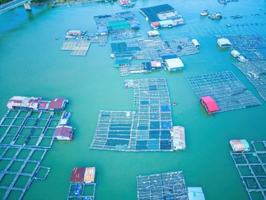 İstiridye çiftliğinin bir köşesi, Long Son komünü, Ba Ria Vung Tau vilayetinde yüzen balıkçı köyü Vietnam. Yüzen köyde yaşayan ve balık besleyen insanlar..