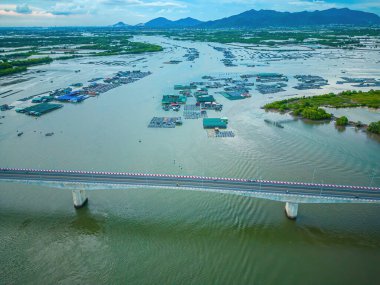İstiridye çiftliğinin bir köşesi, Long Son komünü, Ba Ria Vung Tau vilayetinde yüzen balıkçı köyü Vietnam. Yüzen köyde yaşayan ve balık besleyen insanlar..