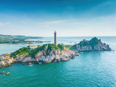 Mui Ne 'deki Ke Ga plajı, Phan Thiet, Binh Thuan, Vietnam. Ke Ga Cape ya da deniz feneri, Binh Thuan Eyaleti 'nin başkenti La Gi' ye gelen ziyaretçilerin en sevdiği yerdir. Seçici odaklanma. Seyahat kavramı.