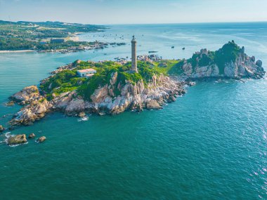 Mui Ne 'deki Ke Ga plajı, Phan Thiet, Binh Thuan, Vietnam. Ke Ga Cape ya da deniz feneri, Binh Thuan Eyaleti 'nin başkenti La Gi' ye gelen ziyaretçilerin en sevdiği yerdir. Seçici odaklanma. Seyahat kavramı.