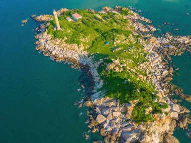 Mui Ne 'deki Ke Ga plajı, Phan Thiet, Binh Thuan, Vietnam. Ke Ga Cape ya da deniz feneri, Binh Thuan Eyaleti 'nin başkenti La Gi' ye gelen ziyaretçilerin en sevdiği yerdir. Seçici odaklanma. Seyahat kavramı.