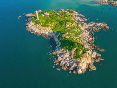 Mui Ne 'deki Ke Ga plajı, Phan Thiet, Binh Thuan, Vietnam. Ke Ga Cape ya da deniz feneri, Binh Thuan Eyaleti 'nin başkenti La Gi' ye gelen ziyaretçilerin en sevdiği yerdir. Seçici odaklanma. Seyahat kavramı.