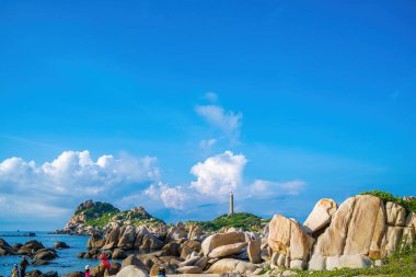 Mui Ne 'deki Ke Ga plajı, Phan Thiet, Binh Thuan, Vietnam. Ke Ga Cape ya da deniz feneri, Binh Thuan Eyaleti 'nin başkenti La Gi' ye gelen ziyaretçilerin en sevdiği yerdir. Seçici odaklanma. Seyahat kavramı.