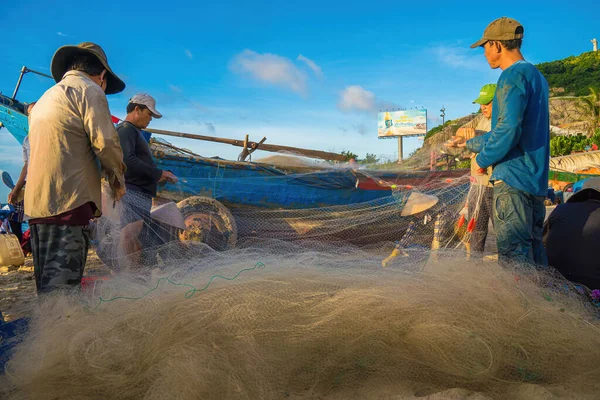 Vung Tau Vietnam Aug 2022 Fisherman Casting His Net Sunrise — Stock Photo, Image