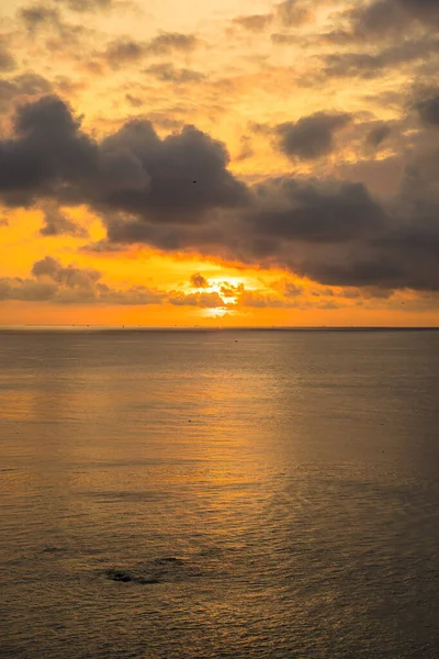 Spokojne Morze Zachodem Słońca Słońcem Nad Chmurami Spokojne Morze Zachodem — Zdjęcie stockowe