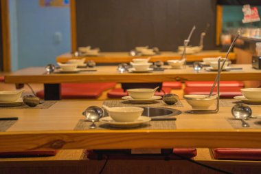 Rahat Restoran iç. Loft tarzı, modern yemek yer ve bar sayacı, kopya alanı çağdaş tasarım.