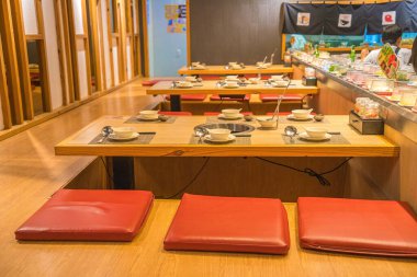 Rahat Restoran iç. Loft tarzı, modern yemek yer ve bar sayacı, kopya alanı çağdaş tasarım.