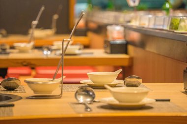 Rahat Restoran iç. Loft tarzı, modern yemek yer ve bar sayacı, kopya alanı çağdaş tasarım.