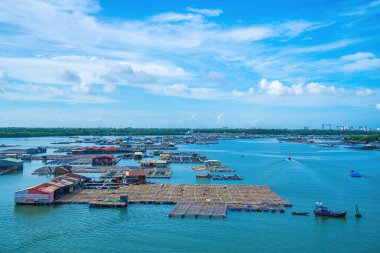 İstiridye çiftliğinin bir köşesi, Long Son komünü, Ba Ria Vung Tau vilayetinde yüzen balıkçı köyü Vietnam. Yüzen köyde yaşayan ve balık besleyen insanlar..