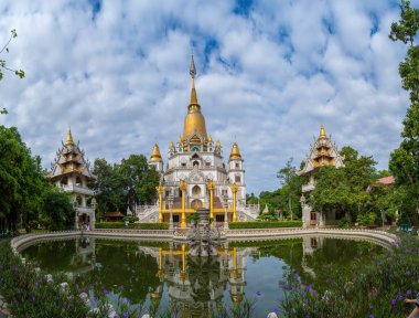 Ho Chi Minh City 'deki Buu Long Pagoda' nın hava manzarası. Vietnam 'da Ho Chi Minh şehrinde saklanmış güzel bir Budist tapınağı. Hindistan, Myanmar, Tayland, Laos ve Viet Nam 'ın karışık mimarisi.