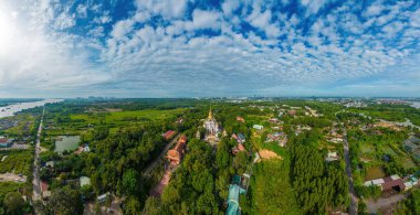 Ho Chi Minh City 'deki Buu Long Pagoda' nın hava manzarası. Vietnam 'da Ho Chi Minh şehrinde saklanmış güzel bir Budist tapınağı. Hindistan, Myanmar, Tayland, Laos ve Viet Nam 'ın karışık mimarisi.