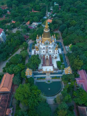 Ho Chi Minh City 'deki Buu Long Pagoda' nın hava manzarası. Vietnam 'da Ho Chi Minh şehrinde saklanmış güzel bir Budist tapınağı. Hindistan, Myanmar, Tayland, Laos ve Viet Nam 'ın karışık mimarisi.