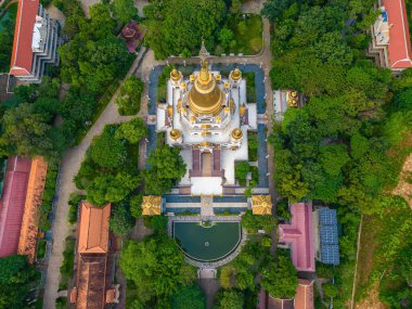 Ho Chi Minh City 'deki Buu Long Pagoda' nın hava manzarası. Vietnam 'da Ho Chi Minh şehrinde saklanmış güzel bir Budist tapınağı. Hindistan, Myanmar, Tayland, Laos ve Viet Nam 'ın karışık mimarisi.