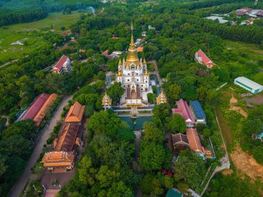 Ho Chi Minh City 'deki Buu Long Pagoda' nın hava manzarası. Vietnam 'da Ho Chi Minh şehrinde saklanmış güzel bir Budist tapınağı. Hindistan, Myanmar, Tayland, Laos ve Viet Nam 'ın karışık mimarisi.