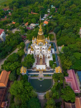 Ho Chi Minh City 'deki Buu Long Pagoda' nın hava manzarası. Vietnam 'da Ho Chi Minh şehrinde saklanmış güzel bir Budist tapınağı. Hindistan, Myanmar, Tayland, Laos ve Viet Nam 'ın karışık mimarisi.