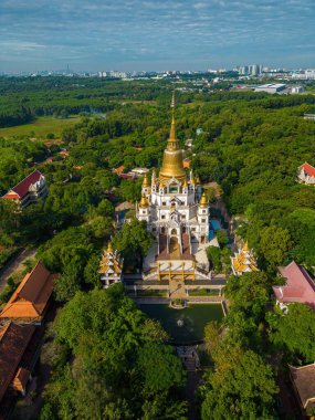 Ho Chi Minh City 'deki Buu Long Pagoda' nın hava manzarası. Vietnam 'da Ho Chi Minh şehrinde saklanmış güzel bir Budist tapınağı. Hindistan, Myanmar, Tayland, Laos ve Viet Nam 'ın karışık mimarisi.