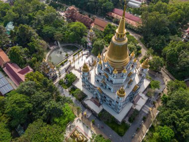 Ho Chi Minh City 'deki Buu Long Pagoda' nın hava manzarası. Vietnam 'da Ho Chi Minh şehrinde saklanmış güzel bir Budist tapınağı. Hindistan, Myanmar, Tayland, Laos ve Viet Nam 'ın karışık mimarisi.
