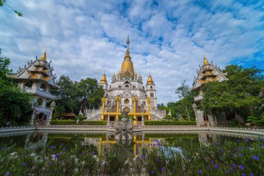 Ho Chi Minh City 'deki Buu Long Pagoda' nın hava manzarası. Vietnam 'da Ho Chi Minh şehrinde saklanmış güzel bir Budist tapınağı. Hindistan, Myanmar, Tayland, Laos ve Viet Nam 'ın karışık mimarisi.