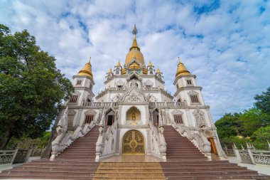 Ho Chi Minh City 'deki Buu Long Pagoda' nın hava manzarası. Vietnam 'da Ho Chi Minh şehrinde saklanmış güzel bir Budist tapınağı. Hindistan, Myanmar, Tayland, Laos ve Viet Nam 'ın karışık mimarisi.