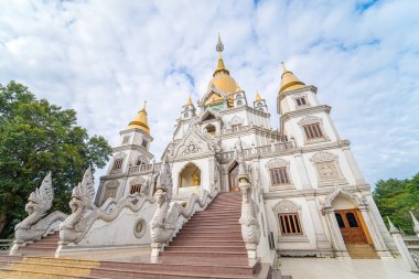 Ho Chi Minh City 'deki Buu Long Pagoda' nın hava manzarası. Vietnam 'da Ho Chi Minh şehrinde saklanmış güzel bir Budist tapınağı. Hindistan, Myanmar, Tayland, Laos ve Viet Nam 'ın karışık mimarisi.