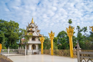 Ho Chi Minh City 'deki Buu Long Pagoda' nın hava manzarası. Vietnam 'da Ho Chi Minh şehrinde saklanmış güzel bir Budist tapınağı. Hindistan, Myanmar, Tayland, Laos ve Viet Nam 'ın karışık mimarisi.