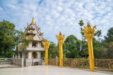 Ho Chi Minh City 'deki Buu Long Pagoda' nın hava manzarası. Vietnam 'da Ho Chi Minh şehrinde saklanmış güzel bir Budist tapınağı. Hindistan, Myanmar, Tayland, Laos ve Viet Nam 'ın karışık mimarisi.