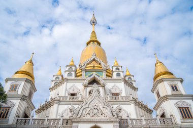 Ho Chi Minh City 'deki Buu Long Pagoda' nın hava manzarası. Vietnam 'da Ho Chi Minh şehrinde saklanmış güzel bir Budist tapınağı. Hindistan, Myanmar, Tayland, Laos ve Viet Nam 'ın karışık mimarisi.