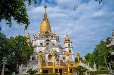 Ho Chi Minh City 'deki Buu Long Pagoda' nın hava manzarası. Vietnam 'da Ho Chi Minh şehrinde saklanmış güzel bir Budist tapınağı. Hindistan, Myanmar, Tayland, Laos ve Viet Nam 'ın karışık mimarisi.
