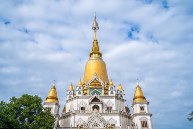 Ho Chi Minh City 'deki Buu Long Pagoda' nın hava manzarası. Vietnam 'da Ho Chi Minh şehrinde saklanmış güzel bir Budist tapınağı. Hindistan, Myanmar, Tayland, Laos ve Viet Nam 'ın karışık mimarisi.