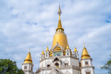 Ho Chi Minh City 'deki Buu Long Pagoda' nın hava manzarası. Vietnam 'da Ho Chi Minh şehrinde saklanmış güzel bir Budist tapınağı. Hindistan, Myanmar, Tayland, Laos ve Viet Nam 'ın karışık mimarisi.
