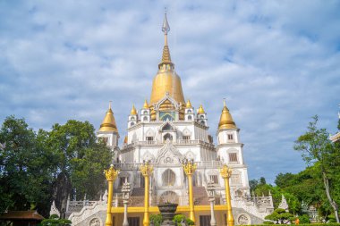 Ho Chi Minh City 'deki Buu Long Pagoda' nın hava manzarası. Vietnam 'da Ho Chi Minh şehrinde saklanmış güzel bir Budist tapınağı. Hindistan, Myanmar, Tayland, Laos ve Viet Nam 'ın karışık mimarisi.