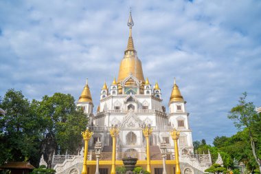 Ho Chi Minh City 'deki Buu Long Pagoda' nın hava manzarası. Vietnam 'da Ho Chi Minh şehrinde saklanmış güzel bir Budist tapınağı. Hindistan, Myanmar, Tayland, Laos ve Viet Nam 'ın karışık mimarisi.