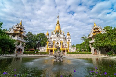 Ho Chi Minh City 'deki Buu Long Pagoda' nın hava manzarası. Vietnam 'da Ho Chi Minh şehrinde saklanmış güzel bir Budist tapınağı. Hindistan, Myanmar, Tayland, Laos ve Viet Nam 'ın karışık mimarisi.