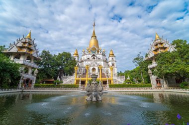 Ho Chi Minh City 'deki Buu Long Pagoda' nın hava manzarası. Vietnam 'da Ho Chi Minh şehrinde saklanmış güzel bir Budist tapınağı. Hindistan, Myanmar, Tayland, Laos ve Viet Nam 'ın karışık mimarisi.