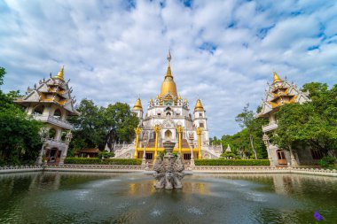 Ho Chi Minh City 'deki Buu Long Pagoda' nın hava manzarası. Vietnam 'da Ho Chi Minh şehrinde saklanmış güzel bir Budist tapınağı. Hindistan, Myanmar, Tayland, Laos ve Viet Nam 'ın karışık mimarisi.