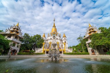 Ho Chi Minh City 'deki Buu Long Pagoda' nın hava manzarası. Vietnam 'da Ho Chi Minh şehrinde saklanmış güzel bir Budist tapınağı. Hindistan, Myanmar, Tayland, Laos ve Viet Nam 'ın karışık mimarisi.