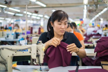 Ba Ria, VİETNAM - 19 Ocak 2023: Tekstil kumaş fabrikası işçi donanımı terziliği. Bu bir dikiş makinesi fabrikası üretimi. Profesyonel Terzi Portresi