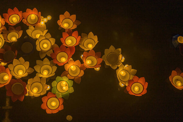 Плавающие цветные фонари и гирлянды на реке ночью в день Весак для празднования дня рождения Будды ночью, который сделан из бумаги и свечи. Воспоминания о прошедших