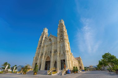 Phuoc Hung Kilisesi, nam-ı diğer Parish Phuoc Hung, turistleri hafta sonları Vung Tau, Vietnam 'a ruhsal olarak ziyarete çekiyor. Phuoc Hung Kilisesi 'nin inşaatı Fransa' ya benziyor.