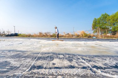 Vung Tau, VIETNAM - 25 Şubat 2023: Long Dien kırsal kesiminde tuz deposundaki tuz yığınından yapılan deniz tuzu işlemi. Tuz tarlaları Vietnam 'ın en eşsiz yerlerinden biridir.
