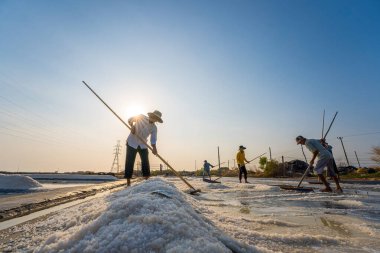 Vung Tau, VIETNAM - 25 Şubat 2023: Long Dien kırsal kesiminde tuz deposundaki tuz yığınından yapılan deniz tuzu işlemi. Tuz tarlaları Vietnam 'ın en eşsiz yerlerinden biridir.