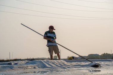 Vung Tau, VIETNAM - 25 Şubat 2023: Long Dien kırsal kesiminde tuz deposundaki tuz yığınından yapılan deniz tuzu işlemi. Tuz tarlaları Vietnam 'ın en eşsiz yerlerinden biridir.