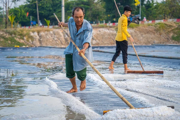 Vung Tau, VIETNAM - 25 Şubat 2023: Long Dien kırsal kesiminde tuz deposundaki tuz yığınından yapılan deniz tuzu işlemi. Tuz tarlaları Vietnam 'ın en eşsiz yerlerinden biridir.