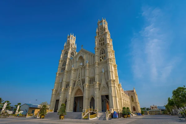 Phuoc Hung Kilisesi, nam-ı diğer Parish Phuoc Hung, turistleri hafta sonları Vung Tau, Vietnam 'a ruhsal olarak ziyarete çekiyor. Phuoc Hung Kilisesi 'nin inşaatı Fransa' ya benziyor.